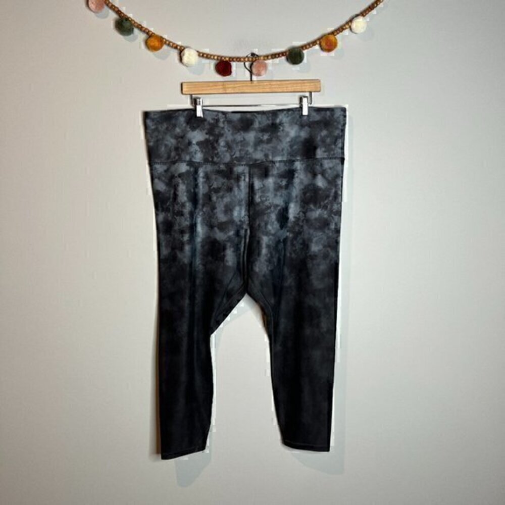 Athleta Elation Patterned 7/8 Tights Black and Grey tie dye